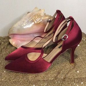 NEW ERIJUNOR BURGANDY HEELS
